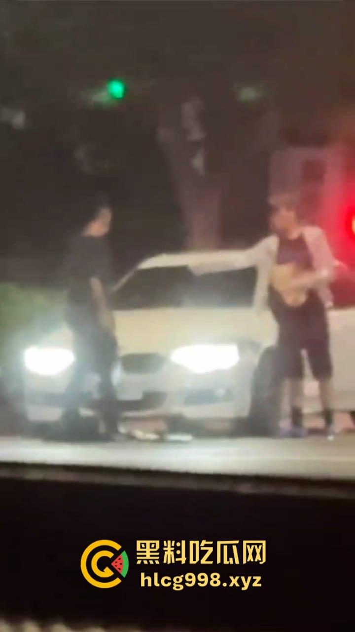 弯弯疯子哥理发店撒泼耍浑还扬言砍人 警察一来装娘炮 咋还有两副面孔呢？-5