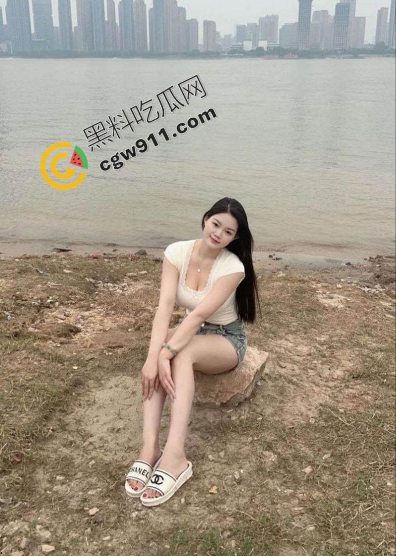 河南金牌销售【余欢欢】为业绩出卖身体,瞒男友成客户小母狗,豪乳圆臀环伺,女上位骑乘榨精,淫靡不堪-1