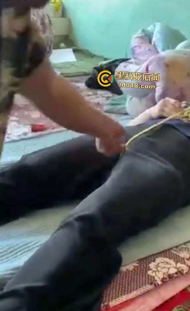 大爷大妈挑战虐逼游戏！大爷用超长皮筋狂蹦大妈骚逼，十下高潮迭起，差点就把裤子浸湿了！-7