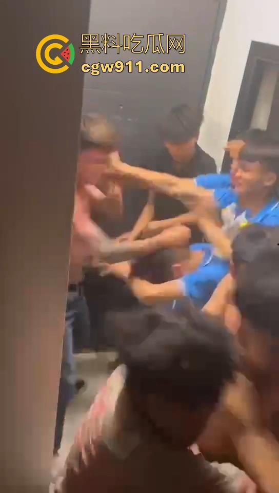 某职业学校宿舍爆发大型战斗,现场极其混乱,都是精神小伙拳拳到肉,感觉不到疼痛,堪称少林十八铜人!-7