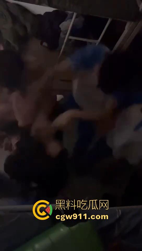 某职业学校宿舍爆发大型战斗,现场极其混乱,都是精神小伙拳拳到肉,感觉不到疼痛,堪称少林十八铜人!-10