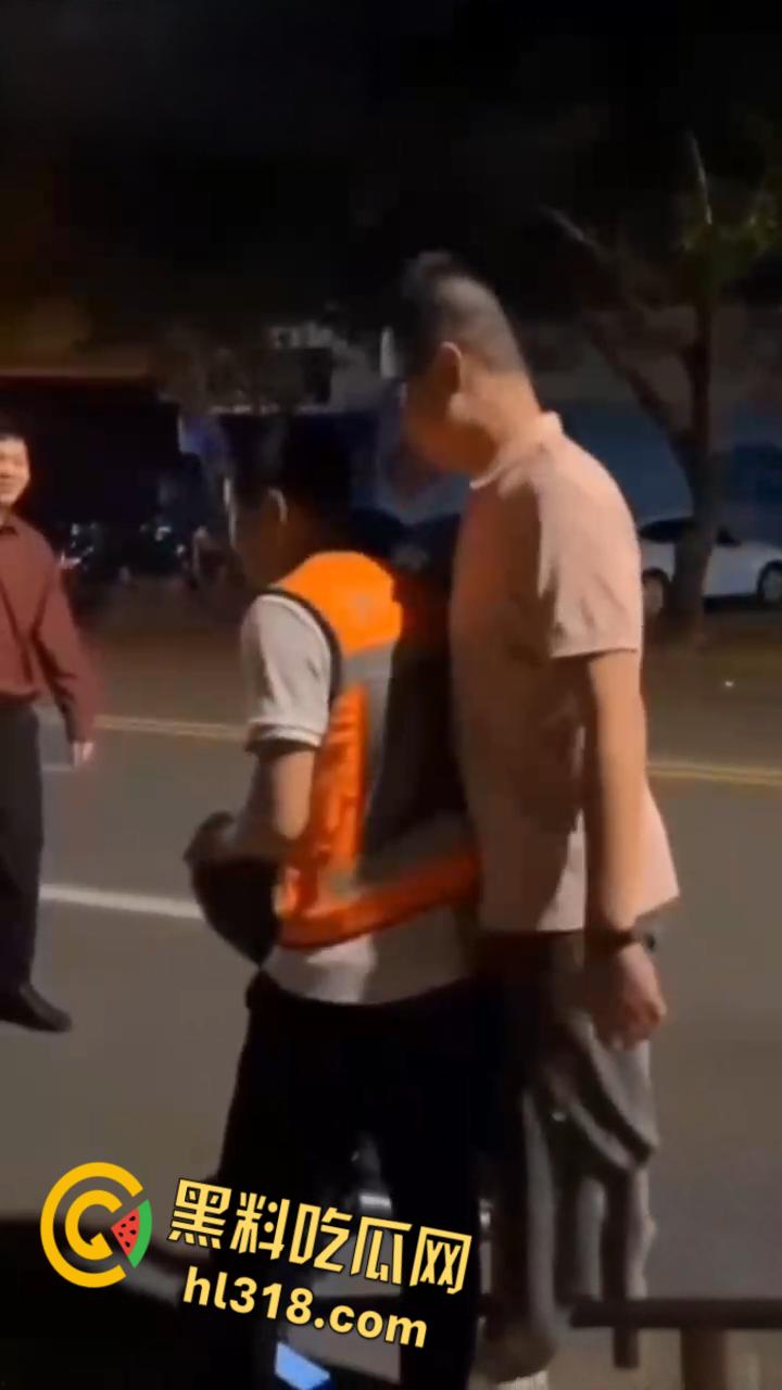 君子动口不动手，达州代驾口水战，用矿泉水喷对面一脸，伤害不高侮辱性极强，代驾小哥技高一筹啊！-2