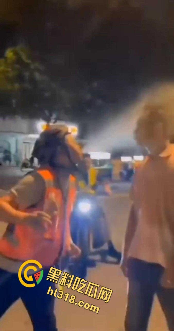 君子动口不动手，达州代驾口水战，用矿泉水喷对面一脸，伤害不高侮辱性极强，代驾小哥技高一筹啊！-5