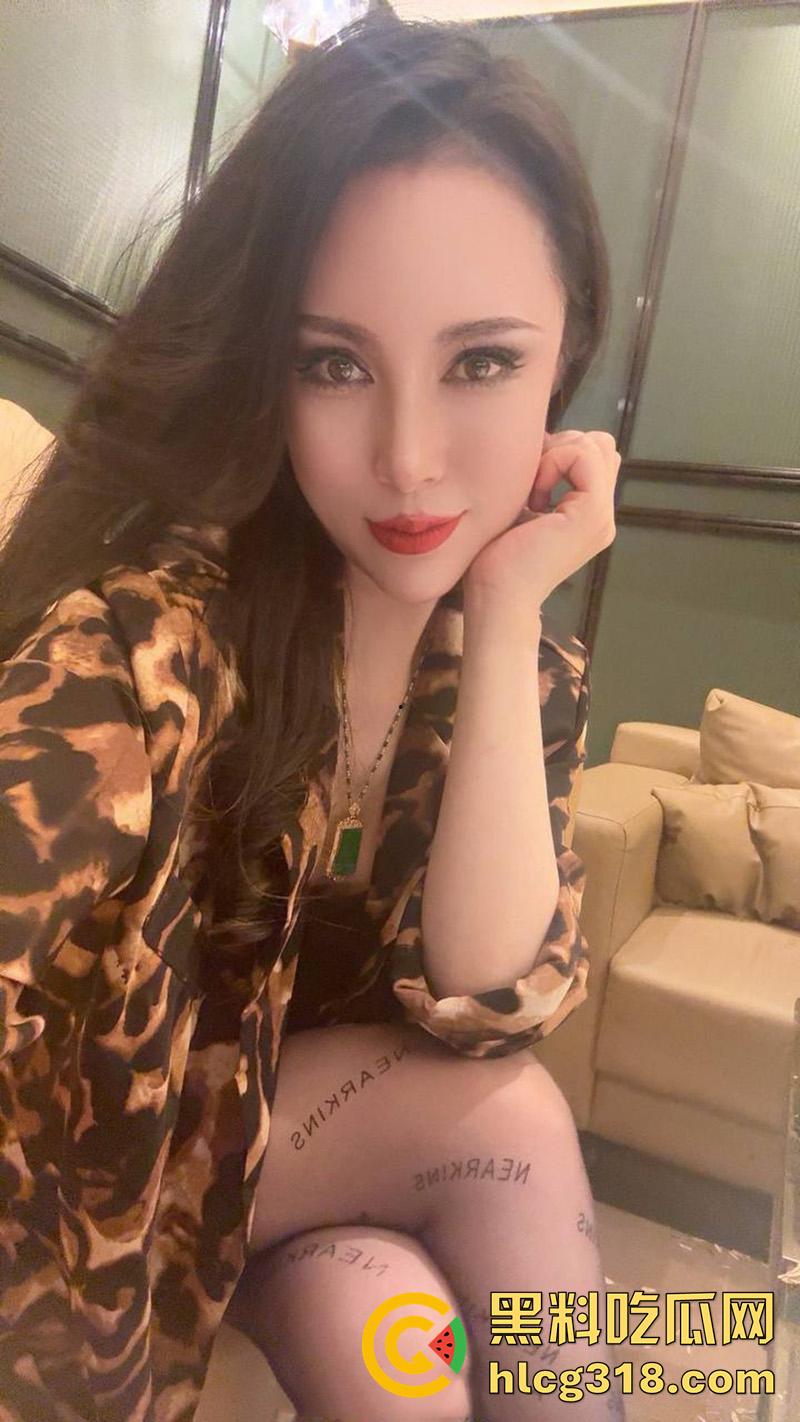 沈阳罗曼达商K极品骚妇【平姐】，靠快手擦边秀黑丝美腿，包厢约炮客人啪啪，据说骚逼还有老公呢！-5