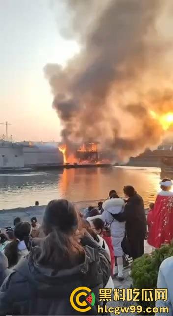 假戏成真，开封清明上河园表演节目《东京保卫战》炮位偏移引起大火，网友直呼票值了-2