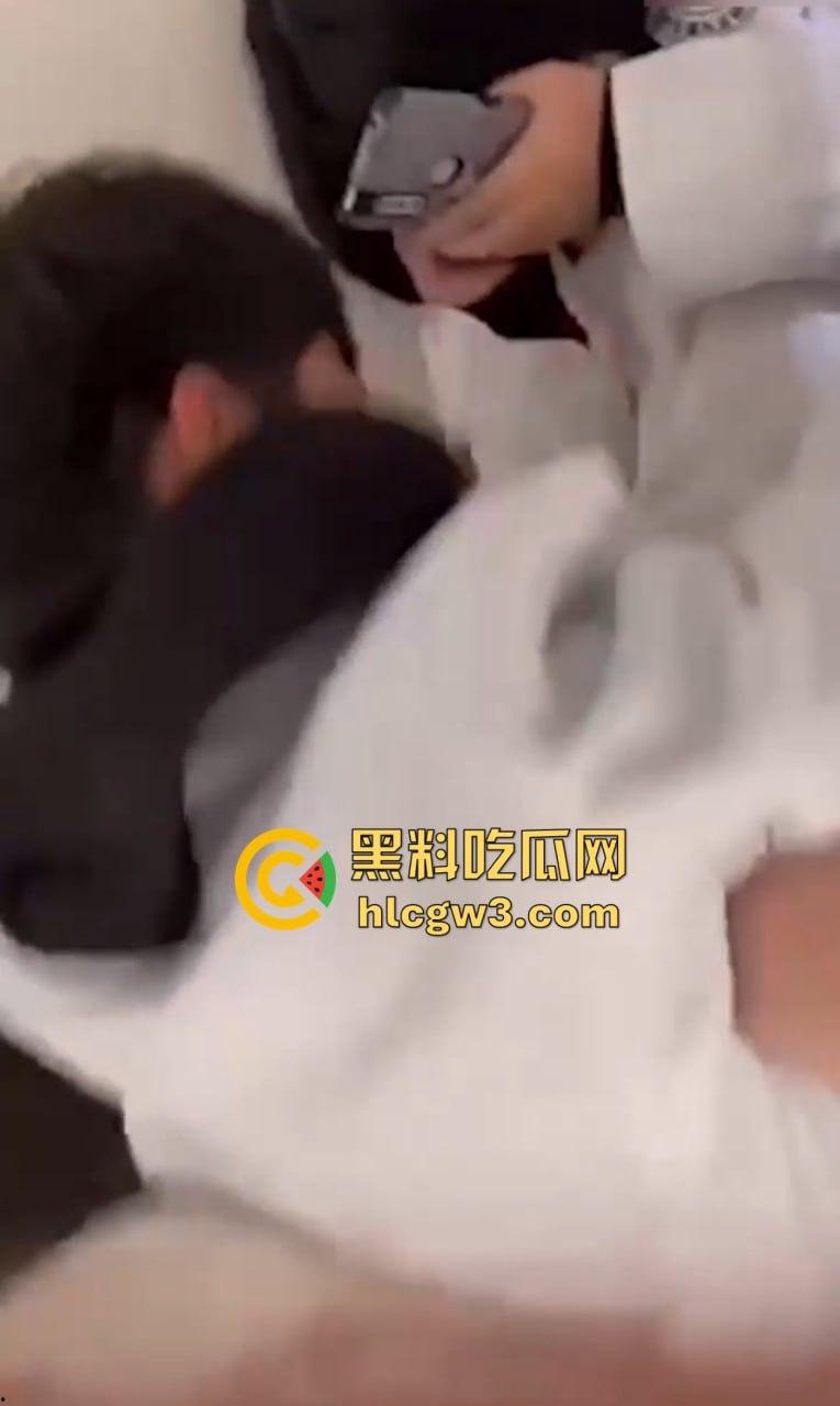 盘点楼梯间的激情爱情 从学生情侣到职场男女楼道性价比高到让人忘了如家 转角处全是爱!-1