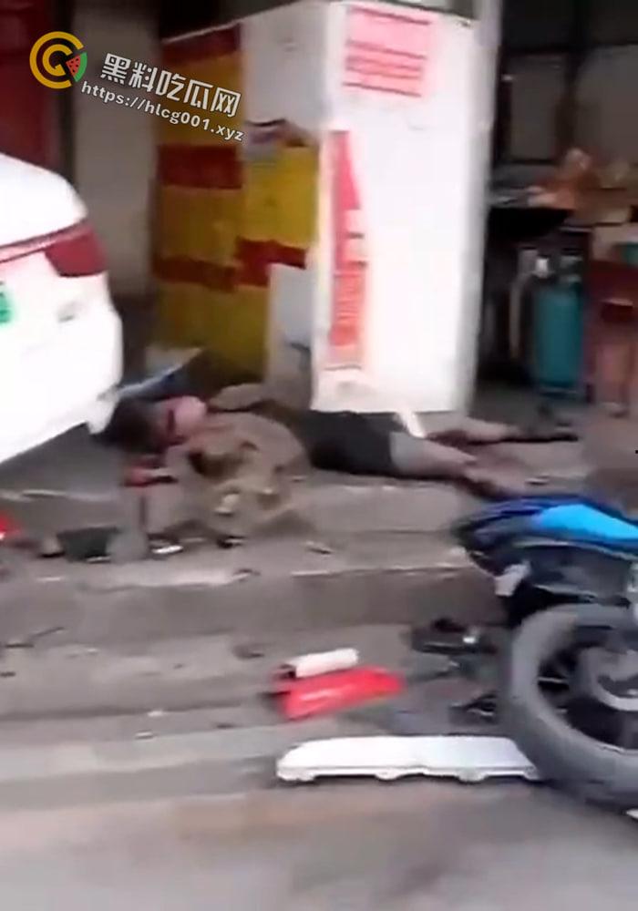 湖北美术学院情侣骑摩托 与网约车发生口角被撞倒2死1伤  可惜了这双黑丝美腿了 现场画面流出-5