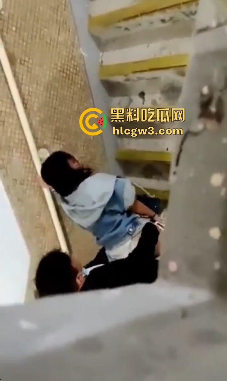 盘点楼梯间的激情爱情 从学生情侣到职场男女楼道性价比高到让人忘了如家 转角处全是爱!-3