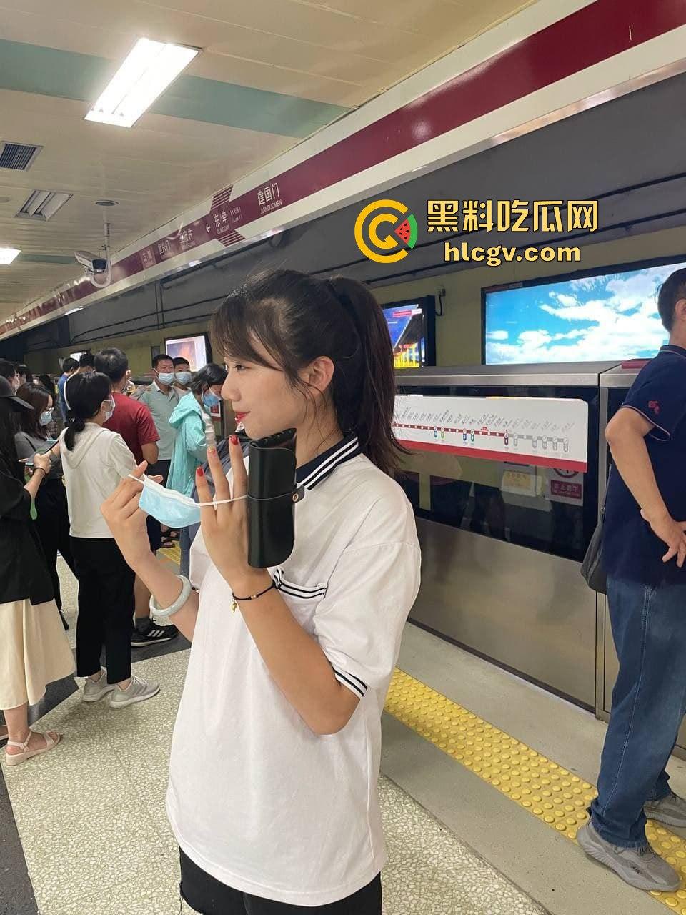 瓜友投稿火车车厢成爱巢!与大三学姐旅途中擦枪走火,触景生情车厢内缠绵难忘,如今只剩回味!-1