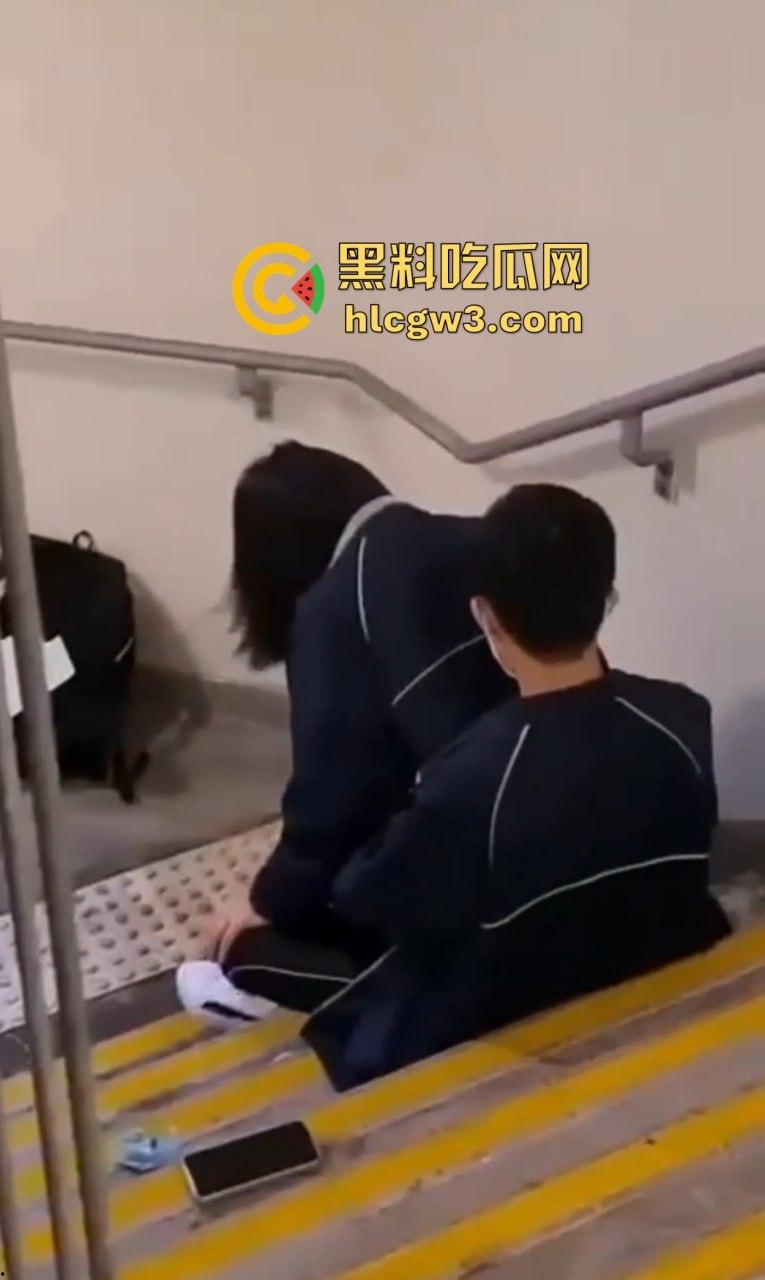 盘点楼梯间的激情爱情 从学生情侣到职场男女楼道性价比高到让人忘了如家 转角处全是爱!-7