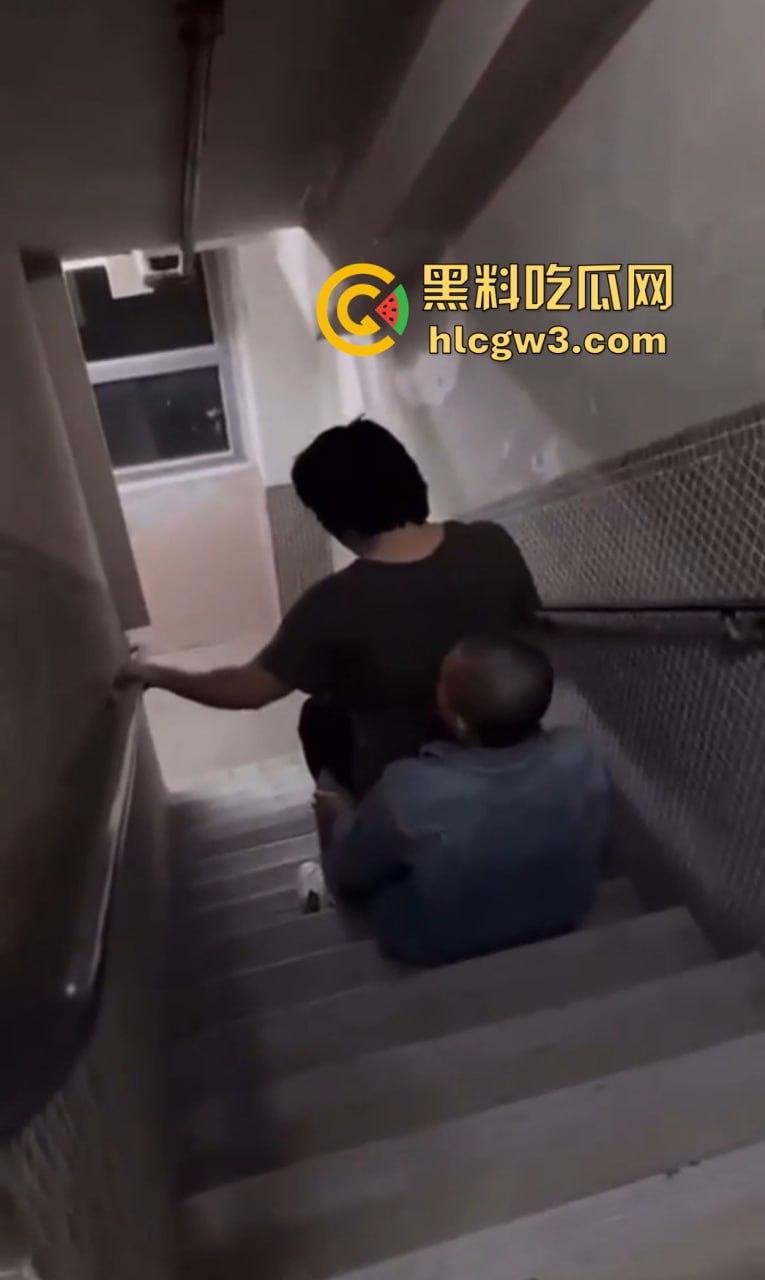 盘点楼梯间的激情爱情 从学生情侣到职场男女楼道性价比高到让人忘了如家 转角处全是爱!-8