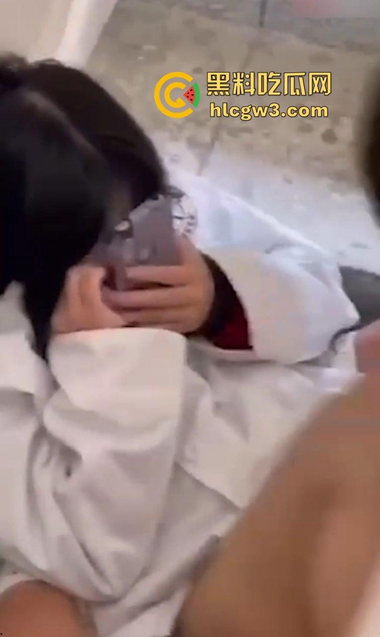 盘点楼梯间的激情爱情 从学生情侣到职场男女楼道性价比高到让人忘了如家 转角处全是爱!-12