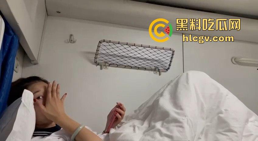 瓜友投稿火车车厢成爱巢!与大三学姐旅途中擦枪走火,触景生情车厢内缠绵难忘,如今只剩回味!-9