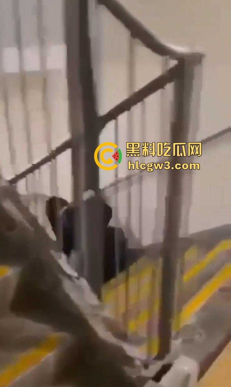 盘点楼梯间的激情爱情 从学生情侣到职场男女楼道性价比高到让人忘了如家 转角处全是爱!-13