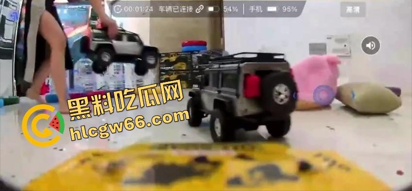 抖音玩具车新赛道火出圈，直播间全是小车撞逼挑战赛，主播裙子掀起坐等遥控，水友开得贼准一撞一浪叫！-12