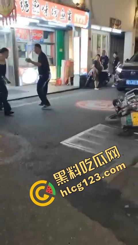 背心哥PK摩托车选手！见一次打一次，背心哥为何如此讨厌摩托车手？-5