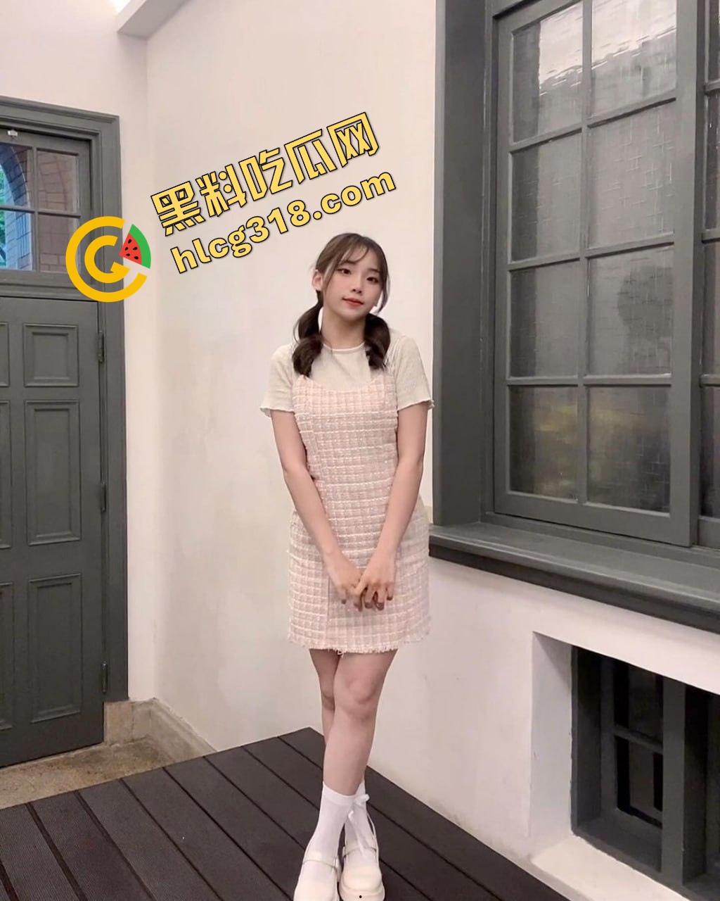 还是大学生最会玩，图书馆不光能看书，还能啪啪，书没翻一页，小穴倒是翻了个底朝天！-2