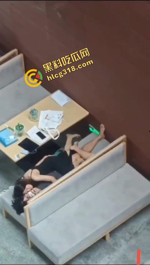 还是大学生最会玩，图书馆不光能看书，还能啪啪，书没翻一页，小穴倒是翻了个底朝天！-13