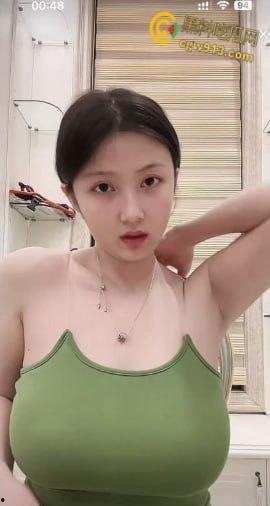 抖音巨乳网红【hepei】，直播摸胸吊带都要断了，与榜一金主视频自慰摸胸，这奶子才能叫胸器吧 ！-3