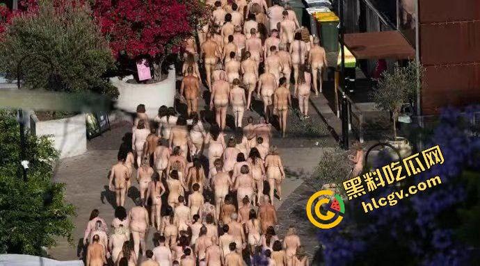 澳大利亚炸裂事件！5000多名全裸男女裸体出行布里斯班故事桥 摆各种姿势 其中一名孕妇自慰自拍泄密 独家流出！-2