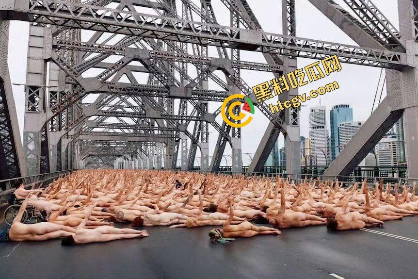 澳大利亚炸裂事件！5000多名全裸男女裸体出行布里斯班故事桥 摆各种姿势 其中一名孕妇自慰自拍泄密 独家流出！-6