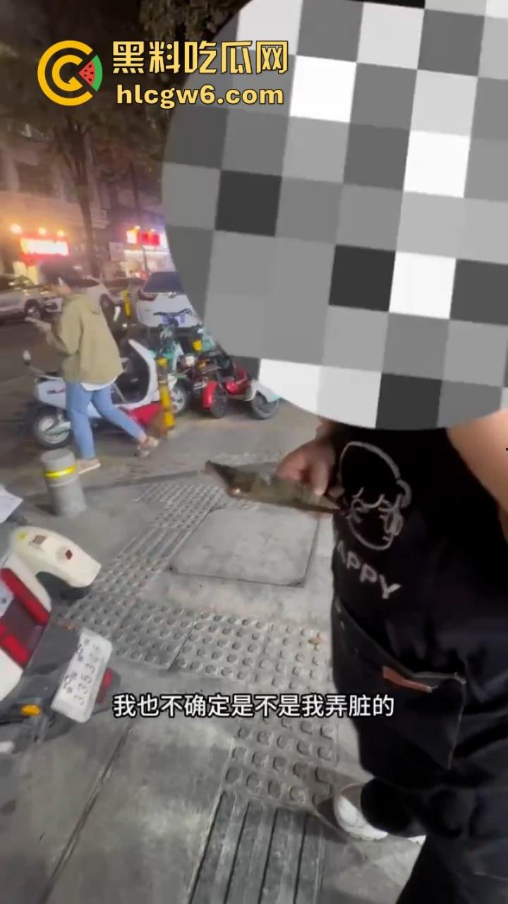 四川街覇店老板恶意往电瓶车上泼油被硬核美女车主拍视频曝光 引无数网友差评攻击关门大吉-6