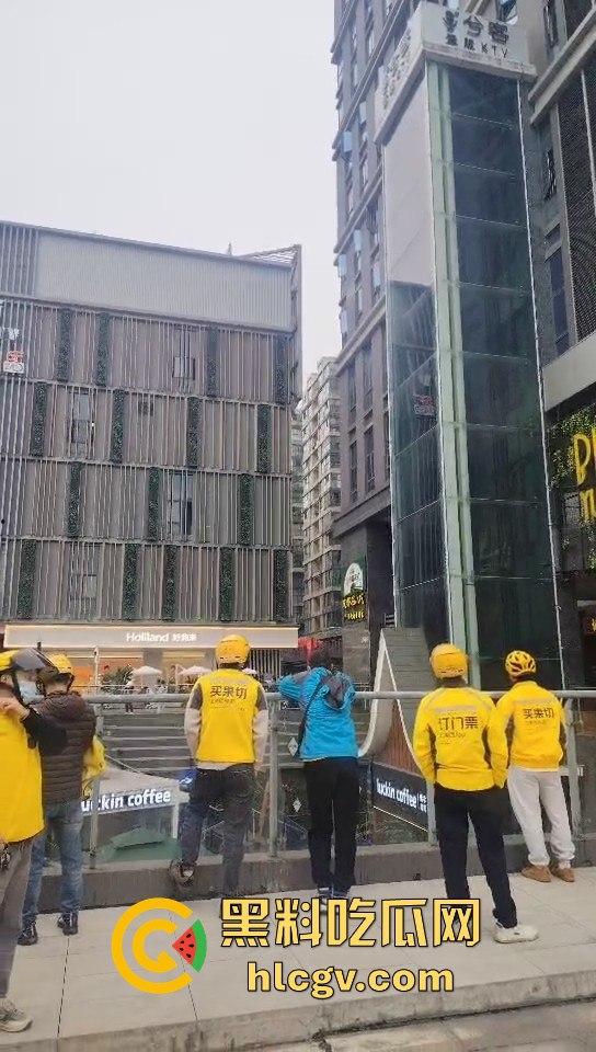 重庆男子跳楼导致外卖延时送达，外卖小哥们却在现场吃瓜！-4