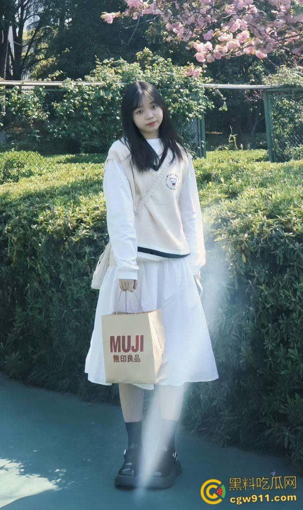 常州大学清纯学妹【王妍妍】，白嫩美乳宿舍裸聊，情趣制服对镜口交，无套骑乘猛猛爆操，被干到求饶！-1