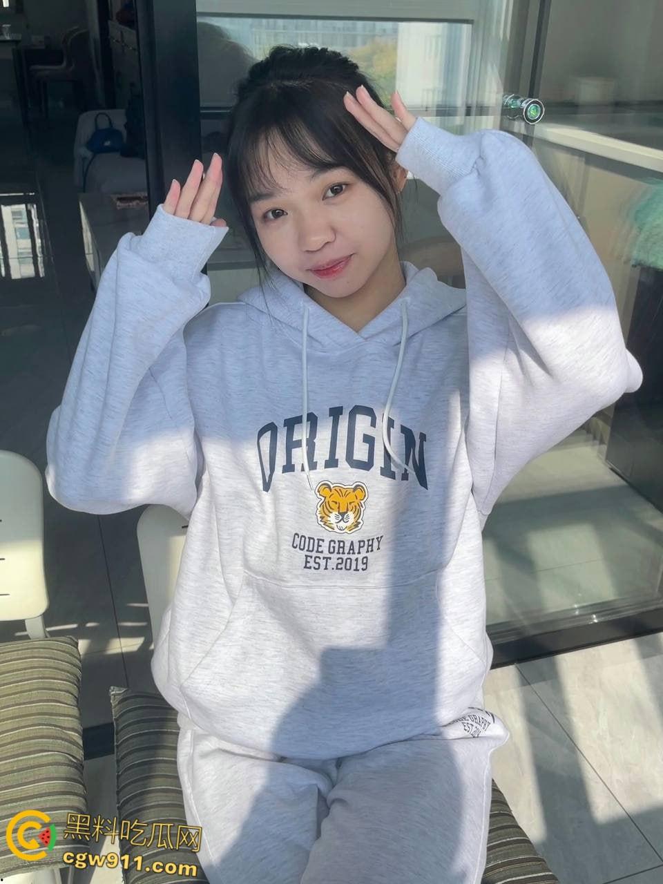 常州大学清纯学妹【王妍妍】，白嫩美乳宿舍裸聊，情趣制服对镜口交，无套骑乘猛猛爆操，被干到求饶！-3