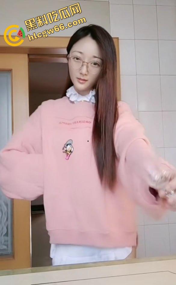 单位同事良家女『钱姬』白天开会女精英，晚上肉丝足交骚母狗，会议室直接跪地服务全活原地爆射！-2