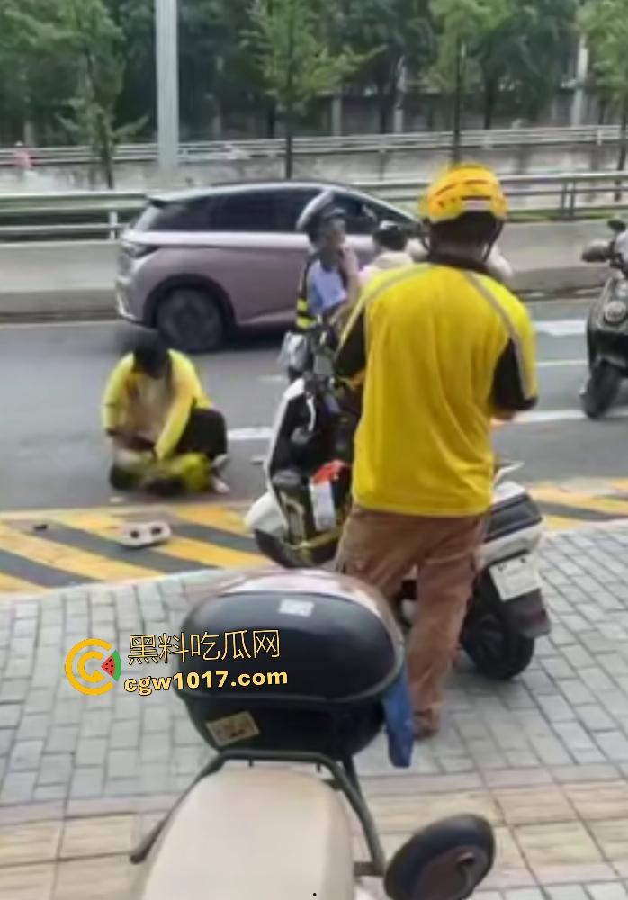 贵阳医院门口外卖小哥抢单血战，互殴拳脚头盔砸成稀碎，交警一人拦不住还得叫援兵，本是同根生相煎何太急呢！-4