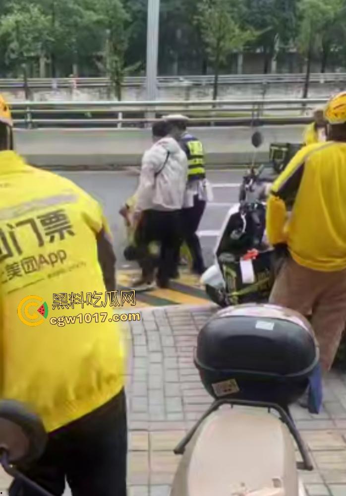 贵阳医院门口外卖小哥抢单血战，互殴拳脚头盔砸成稀碎，交警一人拦不住还得叫援兵，本是同根生相煎何太急呢！-7