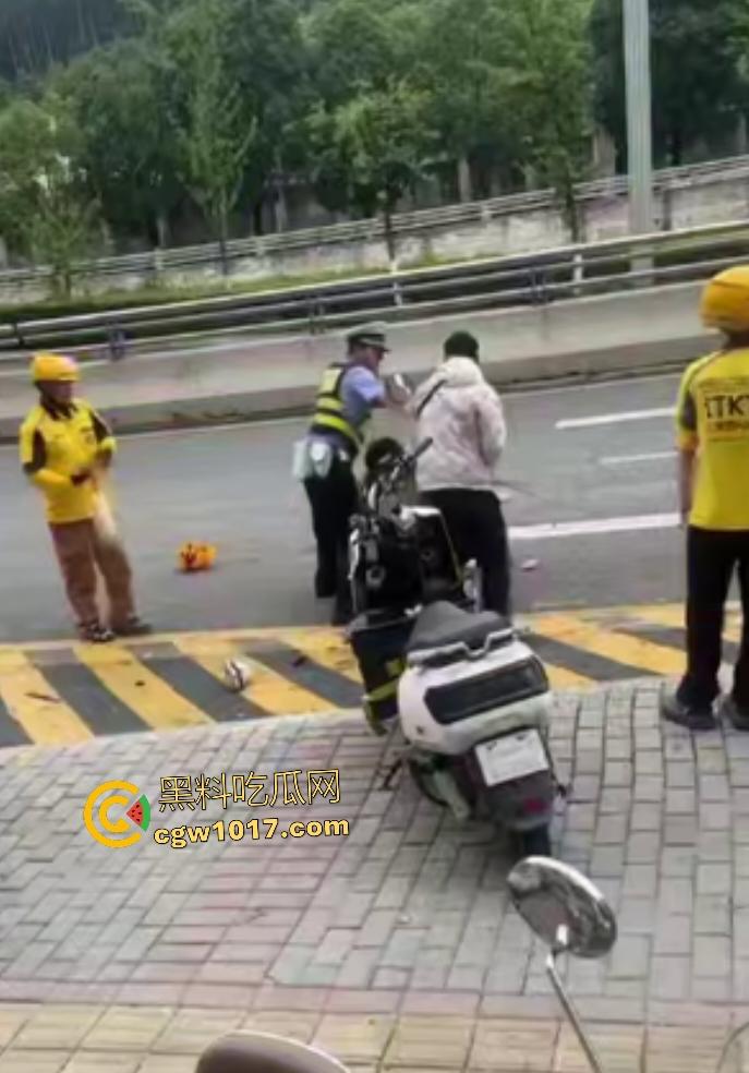 贵阳医院门口外卖小哥抢单血战，互殴拳脚头盔砸成稀碎，交警一人拦不住还得叫援兵，本是同根生相煎何太急呢！-8