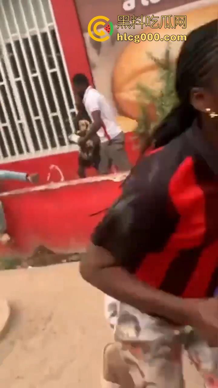 安哥拉华人商铺遭受零元购，当地黑哥满载而归，一大群人疯抢中国商品，还得是黑哥的优良传统！-8