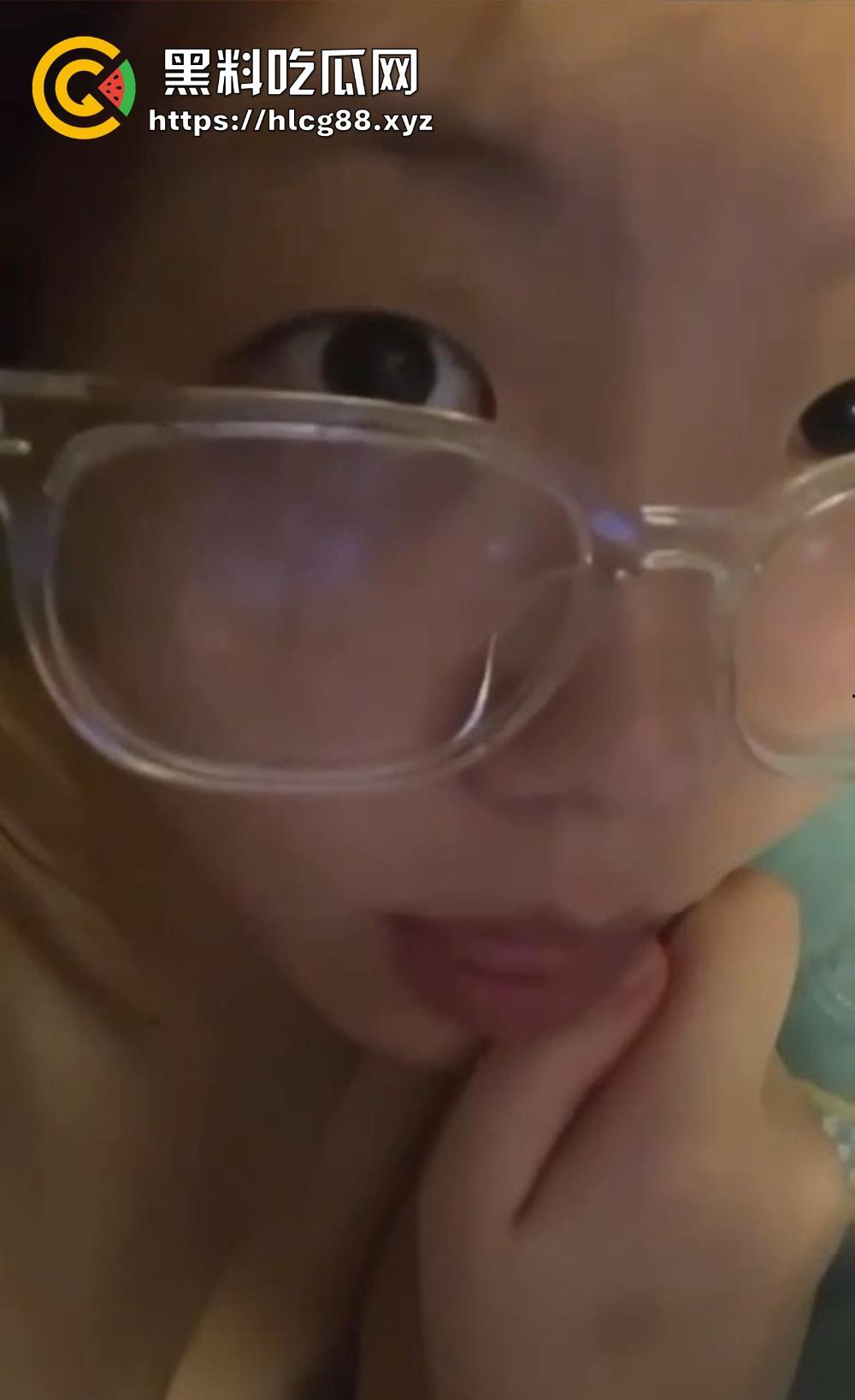 山西网恋骚货『李甜馨』奔现露真身,眼镜婊线上发浪照勾魂,线下操翻反差逼,让她跪喊爸爸!-3