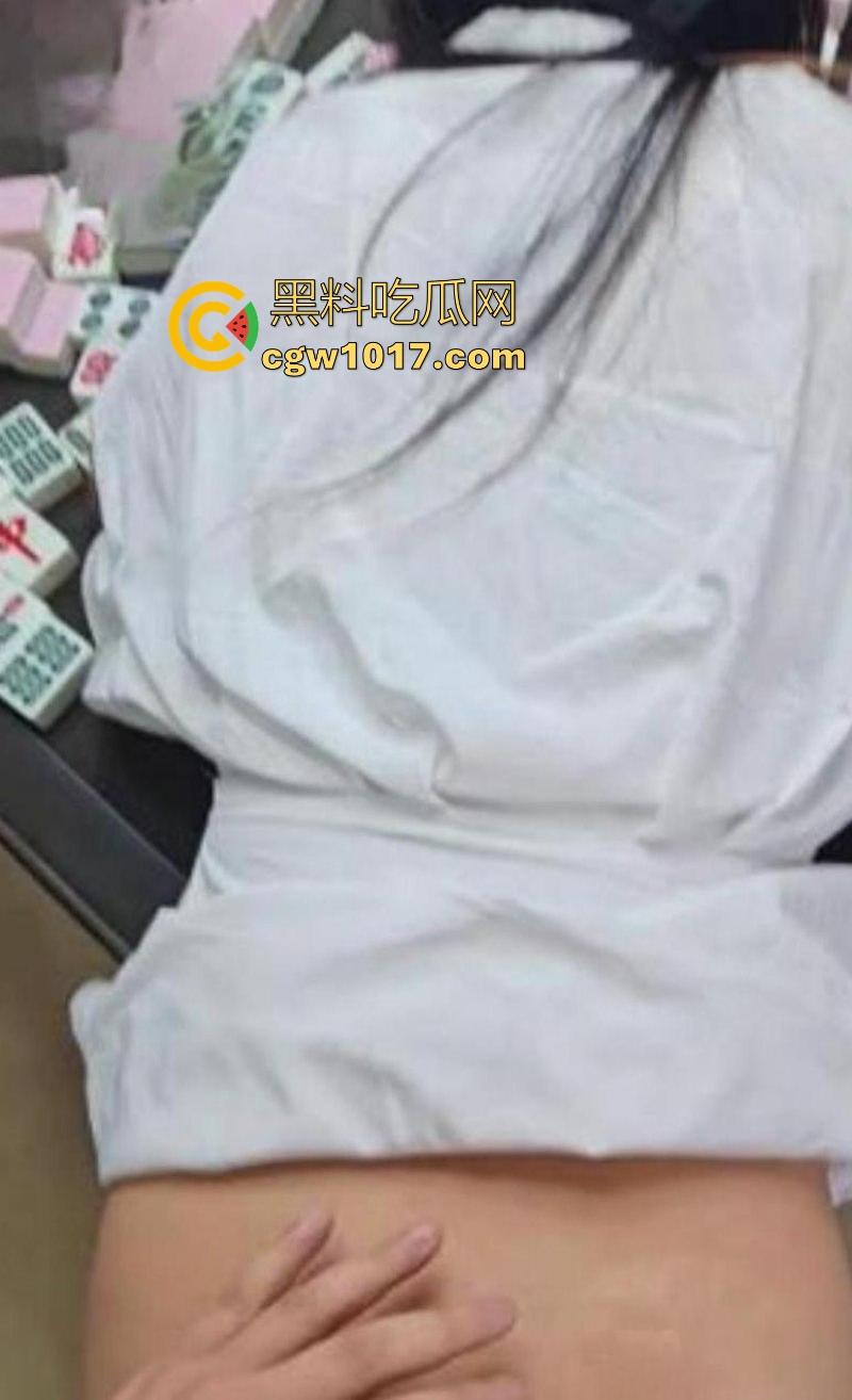 海角乱伦!家里的亲戚一起聚餐,与嫂子棋牌室激情交欢,亲友在隔壁打麻将,小叔子奋力操逼播种!-6