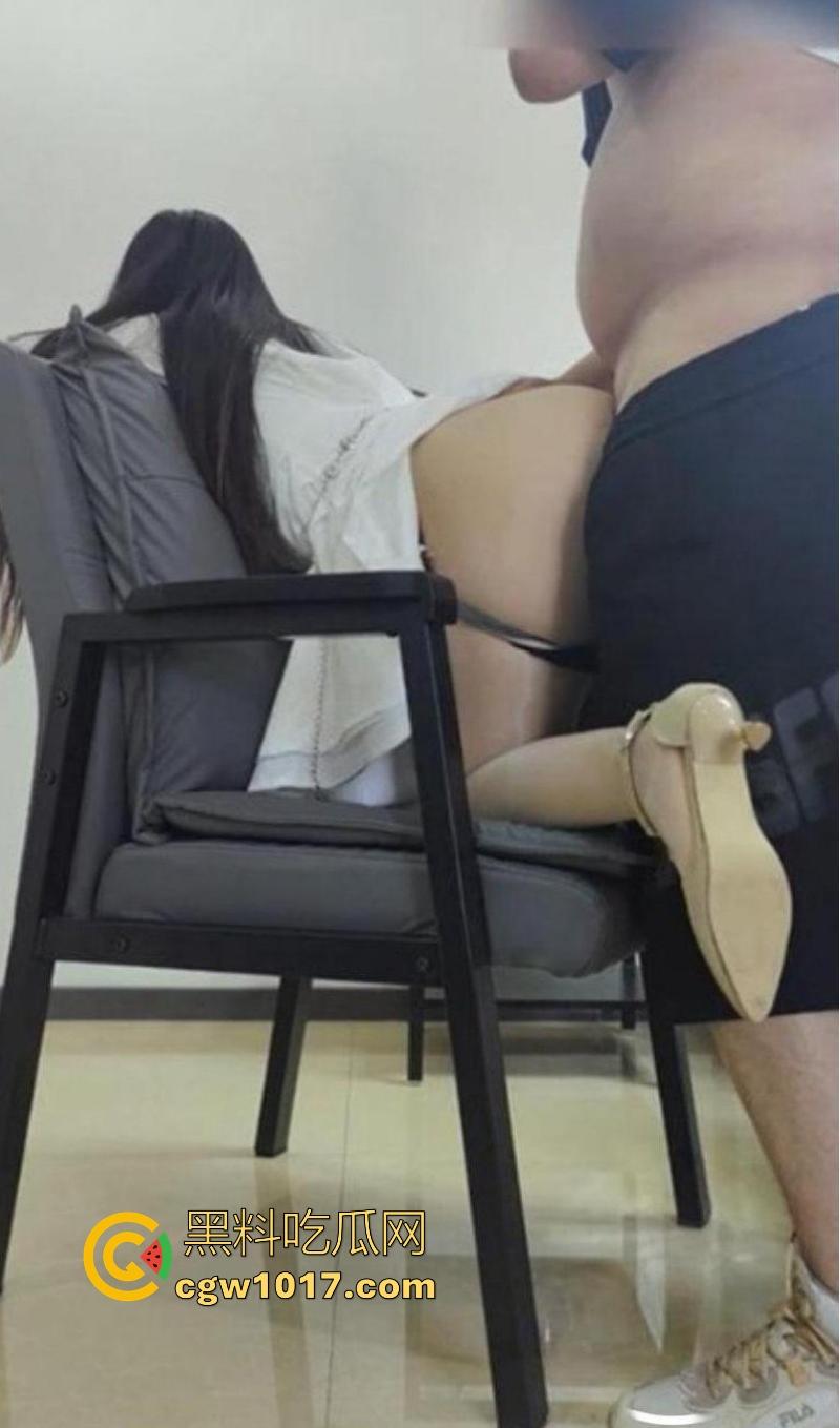 海角乱伦!家里的亲戚一起聚餐,与嫂子棋牌室激情交欢,亲友在隔壁打麻将,小叔子奋力操逼播种!-9