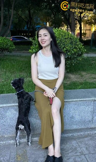 哥哥长期出差，嫂子饥渴难耐制服诱惑，黑丝高跟鞋大长腿，迷人的嫂子把套全丢了，精液塞满粉嫩小穴 ！-2