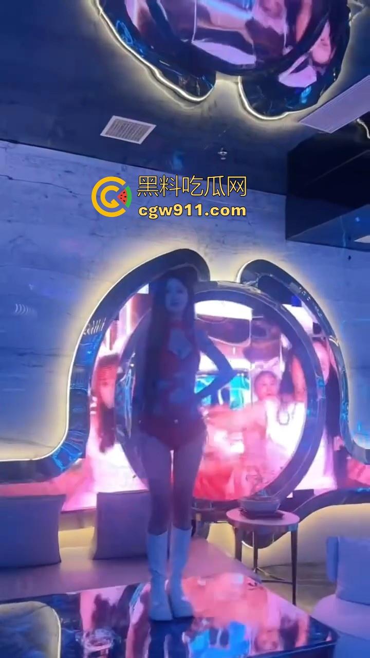 带你体验一下有钱人的包厢文化，极品模特大长腿，两杯酒下肚就开操，有钱真的可以为所欲为！-4