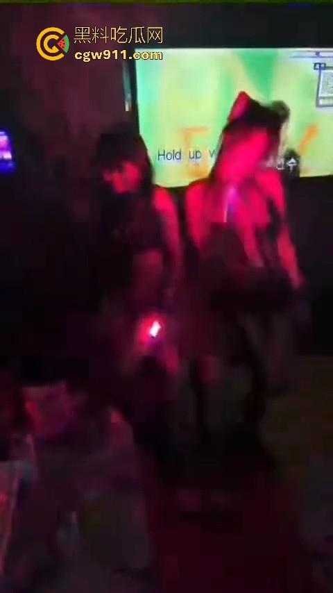 带你体验一下有钱人的包厢文化，极品模特大长腿，两杯酒下肚就开操，有钱真的可以为所欲为！-8