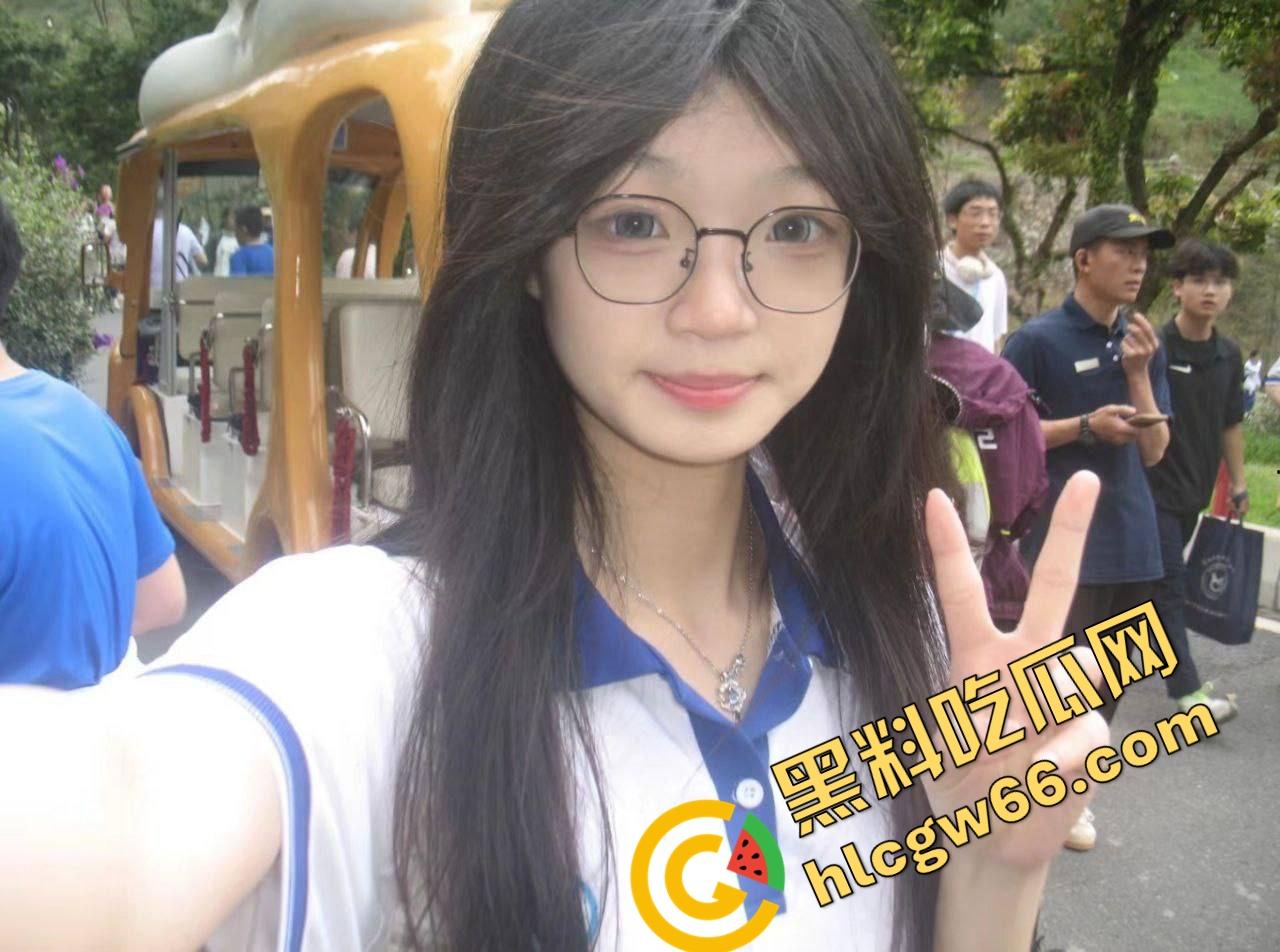 陕西宝鸡极品骚妹【冯宝】性感裙子裹嫩肉身材炸裂,奶大臀圆勾得鸡儿硬爆,真想扑上去强干到她腿软喷水!-4