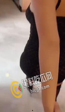 抖音网红反差骚货 李雅 在商场楼道跪舔粉丝 口交镜前后入啪啪射肥臀 姐姐真是太宠粉啦！-7