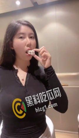 抖音网红反差骚货 李雅 在商场楼道跪舔粉丝 口交镜前后入啪啪射肥臀 姐姐真是太宠粉啦！-10