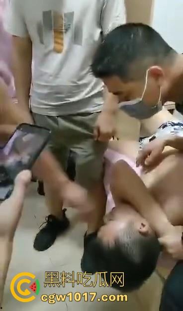 奸夫淫妇正脱衣干正事惨遭老公上门捉奸!小情人身穿内裤被牢牢控制在床上不能动,女发疯吵起来有理了是吧!-5