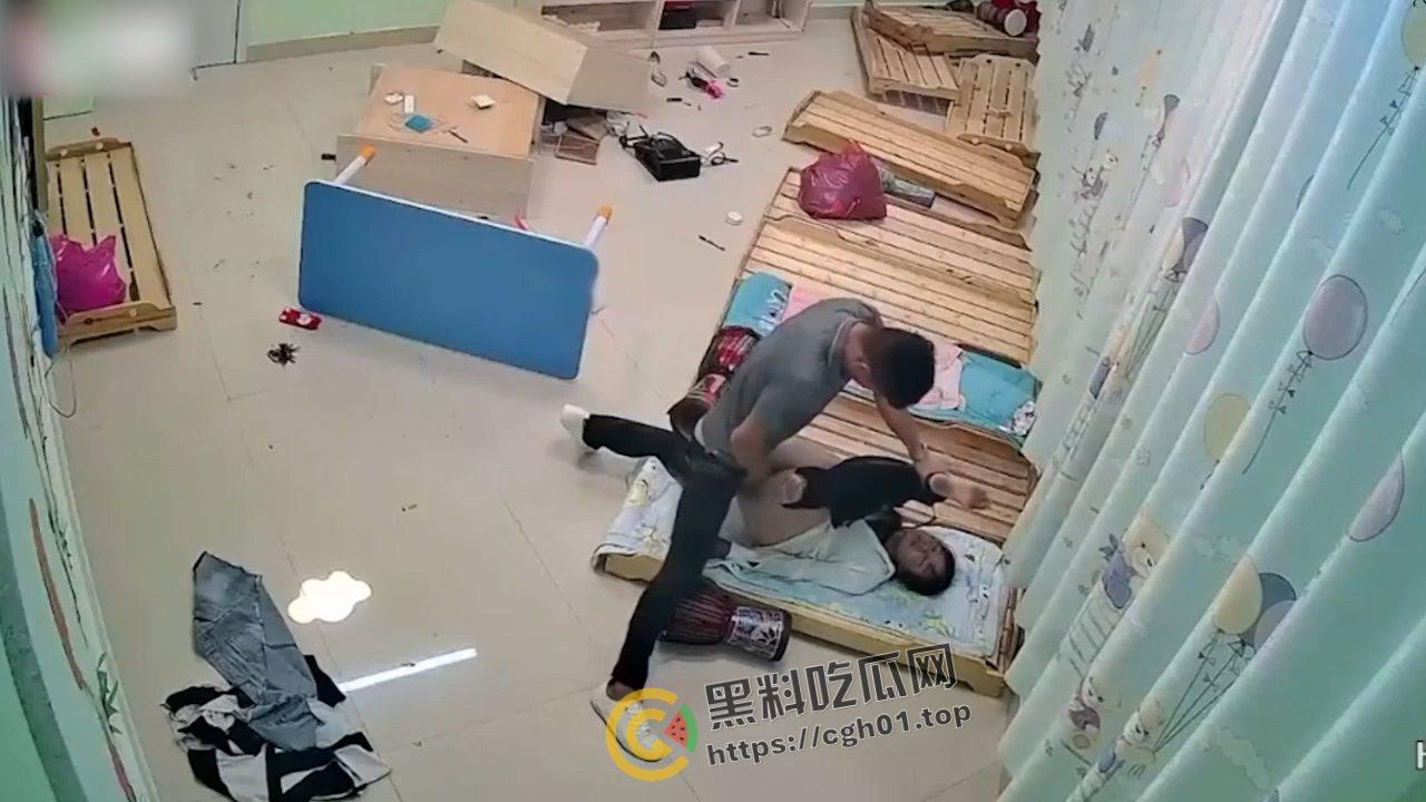 真实强奸！吸毒男友闯进幼儿园强奸幼师前女友 满屋乱草 小孩的床都搞塌了 真狠人啊-5