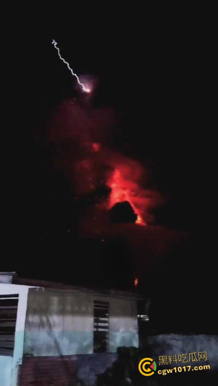 印度北苏拉威西省拉翁火山爆发，天空乌云密布电闪雷鸣，岩浆喷涌浓烟滚滚，警戒级别升至最高 !-2