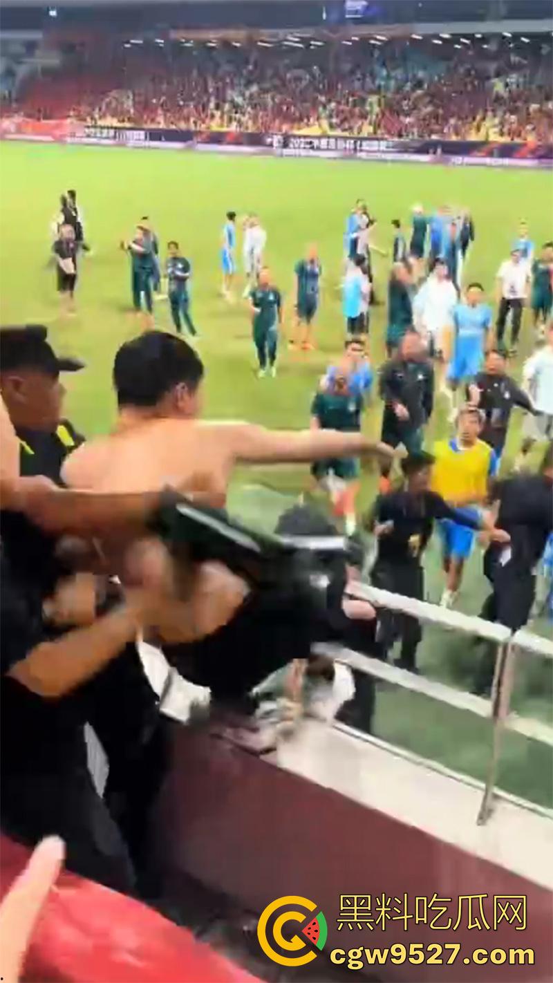 四川成都足协杯半决赛，蓉城vs河南，看台球迷发生大规模冲突，多人互殴有球迷跳入场内被带走！-7
