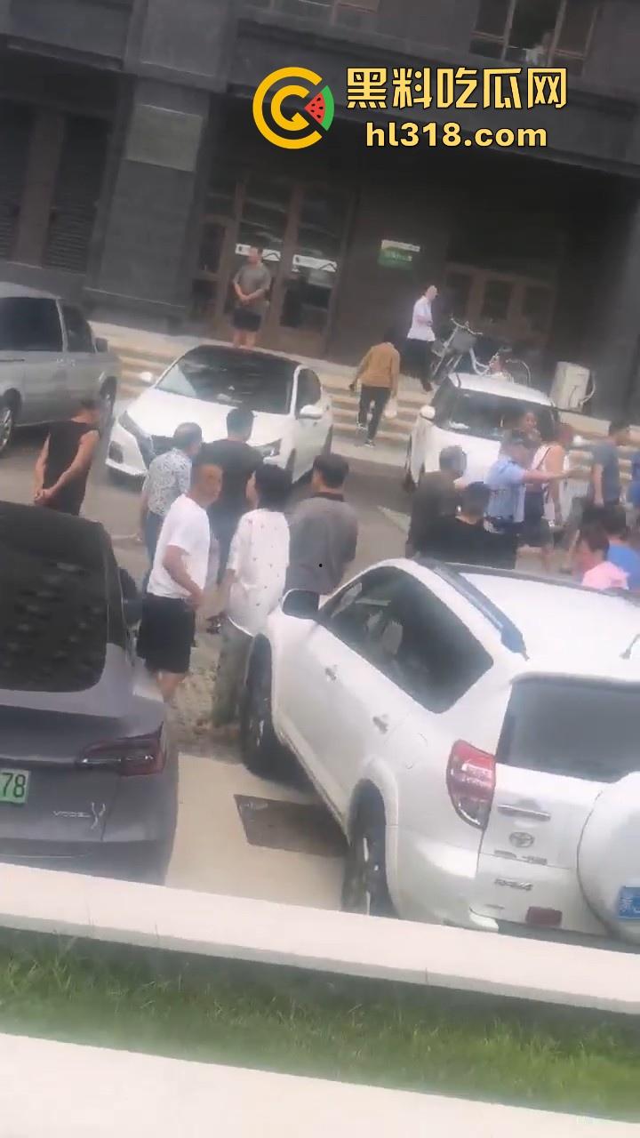 辽宁女司机大屠杀！把油门当刹车，在下班时间直接把一连把差不多5人团灭，现场哀鸿遍野！-7