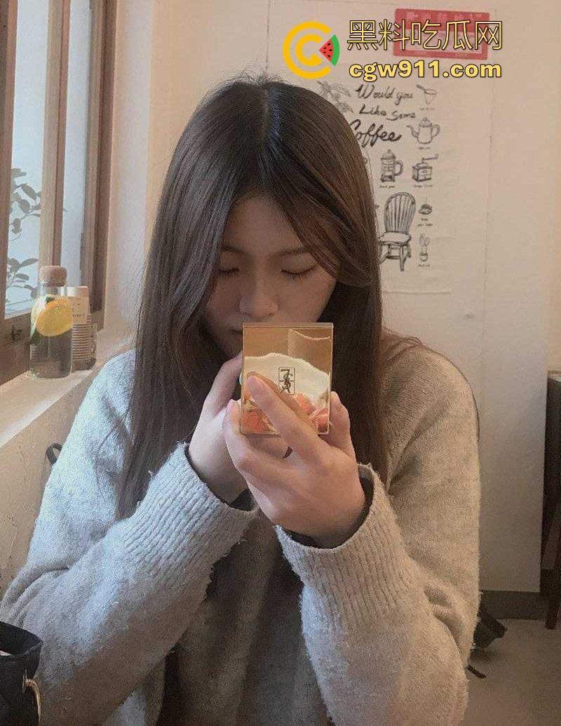 浙江高颜值情侣性爱私拍流出，国庆假期狂操消遣，全裸舔蛋撸屌胸射，撅着翘臀拽头发猛操，极其诱人！-1