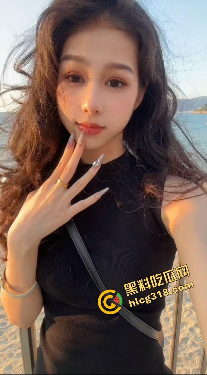 大奶邻居红色内衣辣秀骚姿，白天就撅屁股贴窗露奶，究竟是拍给老公还是干爹？光看这劲头床上得干疯了！-4